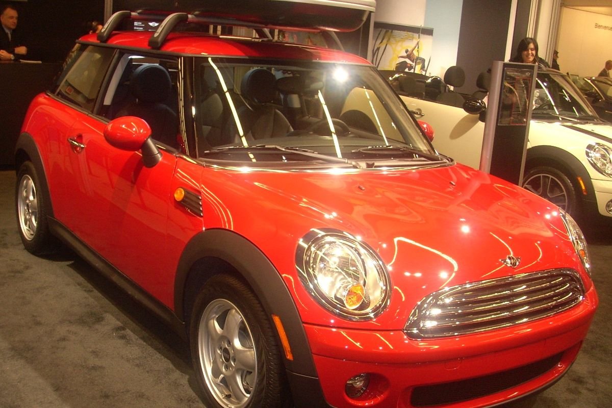 Mini mit Dachträgern auf Fixpunkten