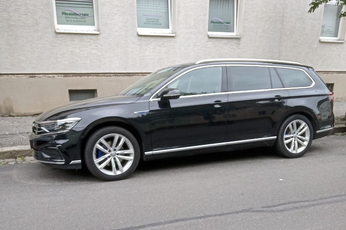 VW Passat Variant mit integrierter Dachreling