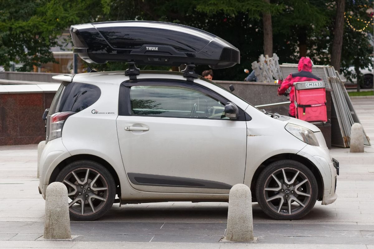 Toyota iQ mit Klemmträgern auf normalem Dach
